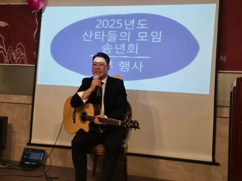 이광진 기타 연주 사진.jpg